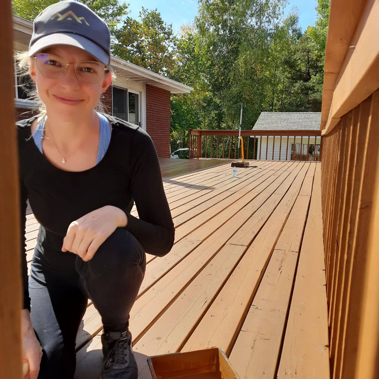 Membre de l'équipe TrueCoat sur une terrasse fraîchement teinte